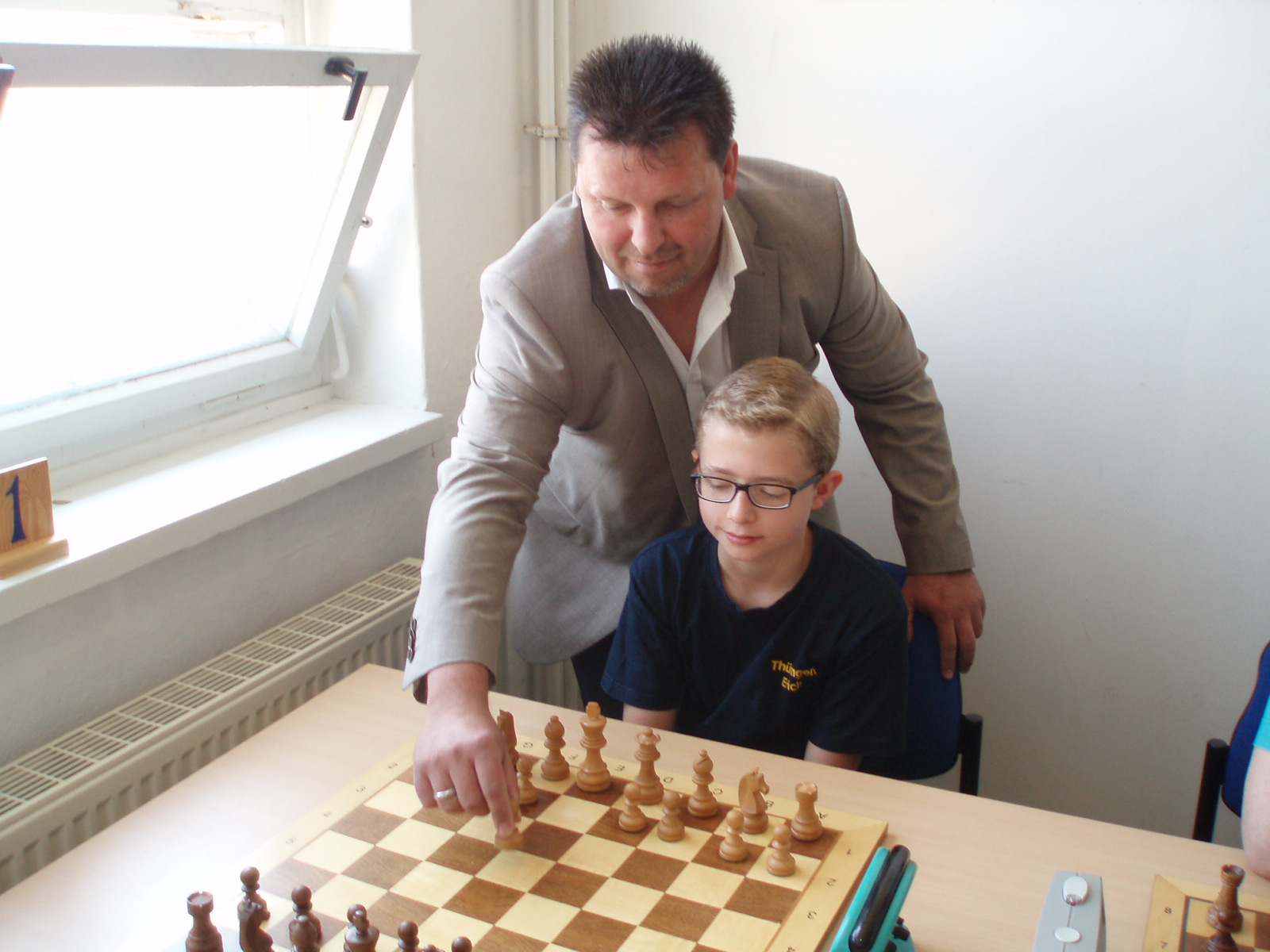 Bürgermeister Lars Petermann eröffnete das Turnier  mit dem ersten Zug am Brett von Erich Riedel.