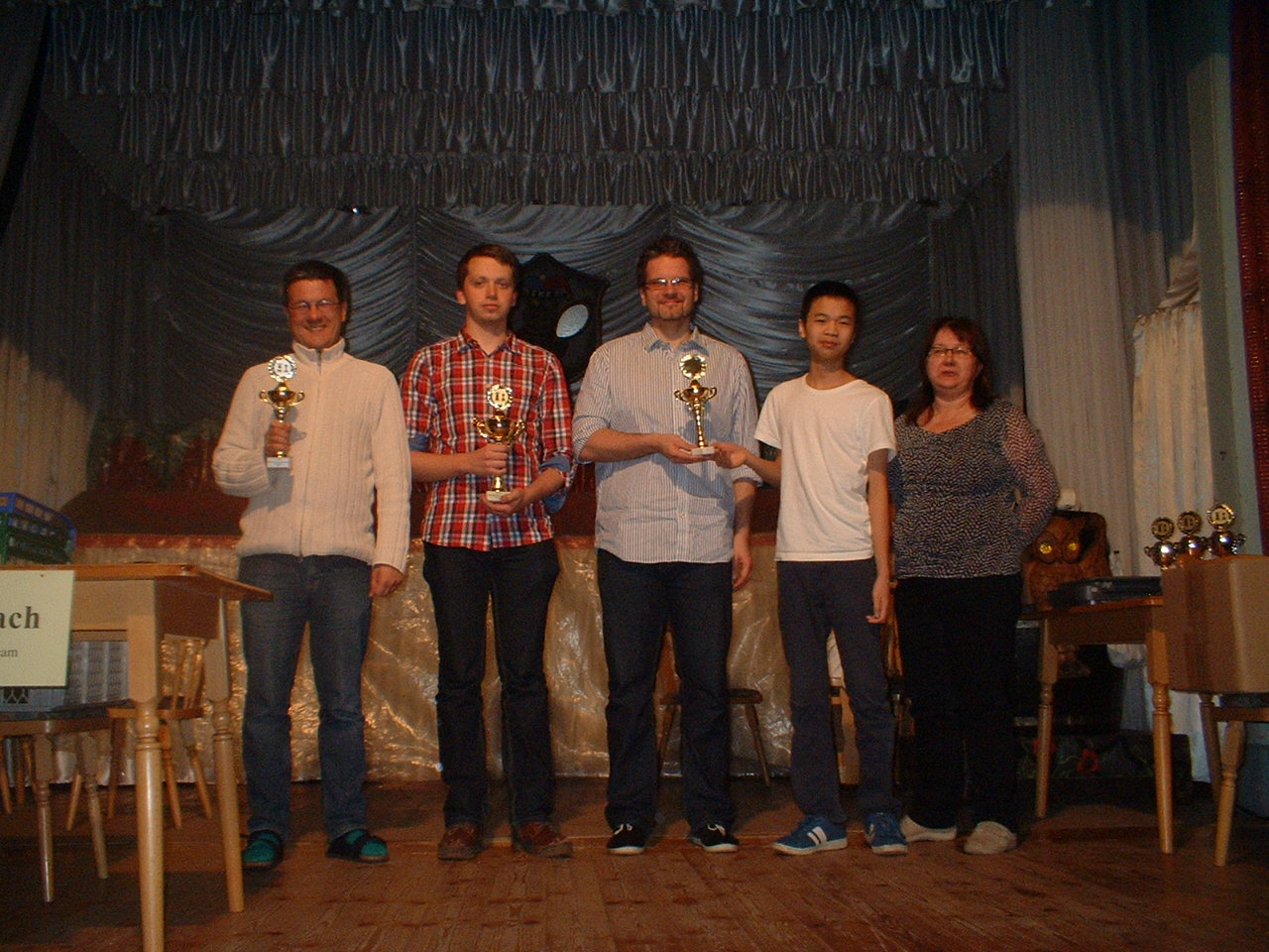 Cornelius Middelhoff (2. Platz), Alex Steinacker (1. Platz), Janis Wehner, Huy Dat Nguyen (punktgleich 3. Platz) und ThSB-Präsidentin Diana Skibbe (v. l. n. r.) (Foto: Hartmut Seele). Cornelius Middelhoff (2. Platz), Alex Steinacker (1. Platz), Janis Wehner, Huy Dat Nguyen (punktgleich 3. Platz) und ThSB-Präsidentin Diana Skibbe (v. l. n. r.) (Foto: Hartmut Seele).